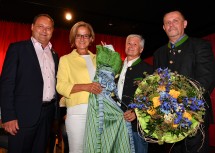 Die Ehrengäste mit den Mitgliedern des Fischamender Stadtchores, der den Festakt musikalisch gestaltete.Im Zuge des Festaktes überreichte Bürgermeister Thomas Ram der Landeshauptfrau ein „Fischamender Dirndl“