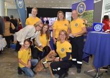 Landeshauptfrau Johanna Mikl-Leitner mit den Vertreterinnen und Vertretern der Rettungshundebrigade Niederösterreich.