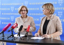 Landeshauptfrau Johanna Mikl-Leitner und Landesrätin Barbara Schwarz bei der Pressekonferenz im NÖ Landhaus.