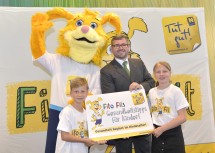 Landesrat Ludwig Schleritzko bei der Präsentation der neuen Infokampagne "Kindergesundheit" von "Tut gut!": im Bild mit Josef, Klara und Maskottchen "Fito Fits"