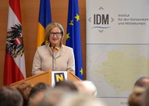 Landeshauptfrau Johanna Mikl-Leitner bei ihrer Rede zum Thema „EU-Regionalpolitik als Schlüssel zur Europäischen Integration“ bei der Generalversammlung des Instituts für den Donauraum und Mitteleuropa (IDM) (v.l.n.r.)