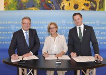 Bundesminister Andrä Rupprechter, Landeshauptfrau Johanna Mikl-Leitner und Klosterneuburgs Bürgermeister Stefan Schmuckenschlager bei der Unterzeichnung der Grundsatzerklärung für das Projekt „Übersiedelung Umweltbundesamt nach Klosterneuburg“ (v.l.n.r.)