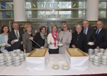 Benefiz-Suppenessen im NÖ Landhaus mit der Landtagsabgeordneten Doris Schmidl, Landesrat Karl Wilfing, Landesrätin Barbara Schwarz, LH-Stellvertreterin Karin Renner, der Vorsitzenden der Katholischen Frauenbewegung der Diözese St. Pölten Anna Rosenberger, Landeshauptfrau Johanna Mikl-Leitner, Diözesanbischof Klaus Küng, LH-Stellvertreter Stephan Pernkopf und St. Pöltens Vizebürgermeister Matthias Adl (v.l.n.r.)
