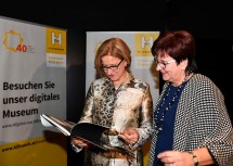 Landeshauptfrau Johanna Mikl-Leitner und Michaela Hinterholzer, Präsidentin des Hilfswerk Niederösterreich, beim Blättern im „Danke“-Buch, der Jubiläumsfestschrift (v.l.n.r.)