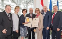 Verabschiedung von Landesschulratsdirektor Friedrich Koprax (Mitte) in den Ruhestand: Landesschulratspräsident a.D. Adolf Stricker, Bildungs-Landesrätin Barbara Schwarz, Gattin Erna Koprax, Landeshauptfrau Johanna Mikl-Leitner, Bildungsdirektor Johanna Heuras und Landesschulratspräsident a.D. Hermann Helm (v.l.n.r.)