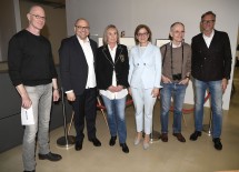 Jurymitglied Sebastian Krüger, Gottfried Gusenbauer, Direktor des Karikaturmuseums Krems, Annemarie Sokol, die designierte Landeshauptfrau Mag. Johanna Mikl-Leitner, Jurymitglied Jean Mulatier und Michael Hajek, Art Director des ORF, bei der Präsentation des Erich Sokol Preises für digitale Karikatur, kritische Zeichenkunst und Satire in Wien (v.l.n.r.)