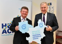 Landesrat Martin Eichtinger und Anton Tesařík, Ratsmitglieder der Region Südmähren, präsentierten im Landesklinikum Melk eine Halbzeitbilanz des EU-Projekts „Gemeinsam Grenzenlos Gesund“ (v.r.n.l.)