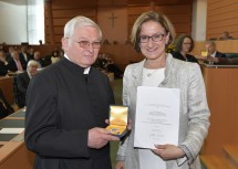 Dem Stiftskämmerer des Stiftes Herzogenburg und Moderator der Pfarren Dürnstein und Loiben Hugo Rafael De Vlaminck überreichte Landeshauptfrau Johanna Mikl-Leitner das Große Ehrenzeichen für Verdienste um das Bundesland Niederösterreich. (v.l.n.r.)
