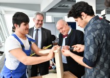 Landesrat Karl Wilfing und Karl Fakler, Landesgeschäftsführer des AMS NÖ, (v.l.n.r.) mit im Projekt „POLEposition“ betreuten Jugendlichen im Bildungsinstitut ibis acam in Wien.