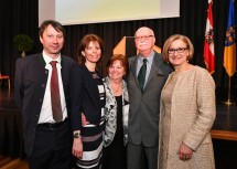 Landeshauptfrau Johanna Mikl-Leitner (rechts) und die neue Bezirkshauptfrau von Baden Verena Sonnleitner (2.v.l.) mit Familie.