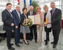 Feier im Landhaus in St. Pölten anlässlich der Verabschiedung von Landesschulratsdirektor Friedrich Koprax (Mitte): Badens Bürgermeister Stefan Szirucsek, Bildungsdirektor Johanna Heuras, Gattin Erna Koprax, Landeshauptfrau Johanna Mikl-Leitner, Bildungs-Landesrätin Barbara Schwarz und Landtagsabgeordneter Christoph Kainz (v.l.n.r.)