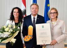 Ehrenzeichenverleihung: Doris und Alfredo Rosenmaier und Landeshauptfrau Johanna Mikl-Leitner (v.l.n.r.)