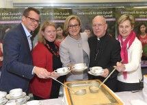 Christoph Riedl-Daser, Bereichsleiter Solidarität, Kommunikation und Soziales der Caritas St. Pölten, die Spenderin des Fastensuppen-Rezepts Sonja Planitzer, Geschäftsführerin und Chefredakteurin der diözesanen Kirchenzeitung „Kirche bunt“, Landeshauptfrau Johanna Mikl-Leitner, Diözesanbischof Klaus Küng und kfb-Vorsitzende Anna Rosenberger (v.l.n.r.)