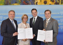 Klosterneuburgs Bürgermeister Stefan Schmuckenschlager und Landtagsabgeordneter Christoph Kaufmann (beide rechts, v.l.n.r.) freuen sich über die Entscheidung, dass der Standort des Umweltbundesamtes von Wien nach Klosterneuburg verlegt wird, im Bild mit Bundesminister Andrä Rupprechter (links) und Landeshauptfrau Johanna Mikl-Leitner (2.v.l.)