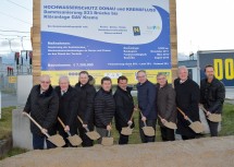 Spatenstich für die Sanierung des Theißer Dammes mit LH-Stellvertreter Dr. Stephan Pernkopf (4.v.r.) und dem Kremser Bürgermeister Dr. Reinhard Resch (2.v.r.), dem Gedersdorfer Bürgermeister Ing. Franz Brandl (4.v.l.) und Wasserverbandsobmann Heinz Stummer (3.v.r.)