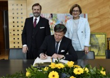 Eintragung ins Goldene Buch des Landes Niederösterreich, im Bild von links nach rechts: der Präsident des NÖ Landtages Ing. Hans Penz, der Präsident des Sächsischen Landtages Dr. Matthias Rößler und Landeshauptfrau Mag. Johanna Mikl-Leitner.