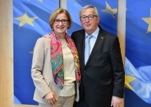 Landeshauptfrau Johanna Mikl-Leitner übergab ein aktualisiertes Positionspapier für eine starke EU-Regionalförderung nach 2020 an EU-Kommissionspräsident Jean-Claude Juncker.