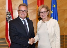 Landeshauptmann Hans Niessl und Landeshauptfrau Johanna Mikl-Leitner nach ihrem Arbeitsgespräch (v.l.n.r.)