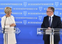 Landeshauptfrau Johanna Mikl-Leitner und Landeshauptmann Hans Niessl bei der gemeinsamen Pressekonferenz nach ihrem Arbeitsgespräch (v.l.n.r.)