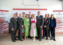 (v.l.) NÖ Rot-Kreuz-Präsident Hans Ebner, Architekt Gerhard Macho, Moderatorin Anna-Maria Grubeck, Nationalratsabgeordnete Martina Diesner-Wais, Bürgermeisterin Helga Rosenmayer, Bezirksstellenkommandant Reinhard Grubeck, Landeshauptfrau Johanna Mikl-Leitner, Bezirksstellenleiter Klaus Rosenmayer, Baumeister Gregor Eibner, Geschäftsführer der RK Errichtungs-GmbH., Bezirksstellengeschäftsführer Markus Hobiger und Landtagsabgeordnete Anja Scherzer.
