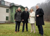 Von links nach rechts: Norbert Fidler, Vorsitzender des Landesstellenausschusses der Österreichischen Gesundheitskasse in Niederösterreich, Bürgermeister Matthias Stadler, Landeshauptfrau Johanna Mikl-Leitner und Landesrat Martin Eichtinger.