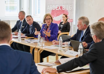 Landeshauptfrau Johanna Mikl-Leitner während des Arbeitsmarktgipfels zur aktuellen Wirtschafts- und Arbeitsmarktlage.