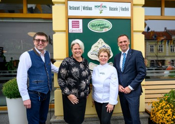 Im Bild von links nach rechts: Josef Hag vom Stadtwirtshaus Hopferl, Michaela Zeiler von der NÖ Werbung, Monika Hag vom Stadtwirtshaus Hopferl und Tourismuslandesrat Jochen Danninger 