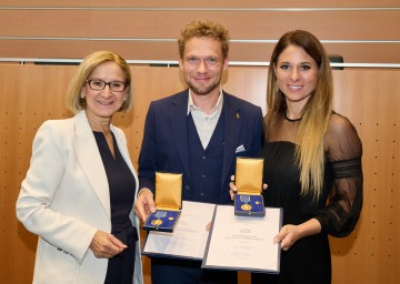 Landeshauptfrau Johanna Mikl-Leitner überreichte zwei Ehrenmedaillen des Landes Niederösterreich an die weltbekannten Zauberkünstler Thommy Ten & Amelie van Tass.