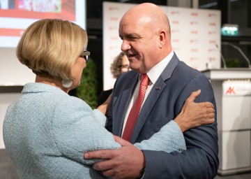 Landeshauptfrau Johanna Mikl-Leitner gratulierte Arbeiterkammer-Präsident Markus Wieser zu 75 Jahre Arbeiterkammer NÖ.