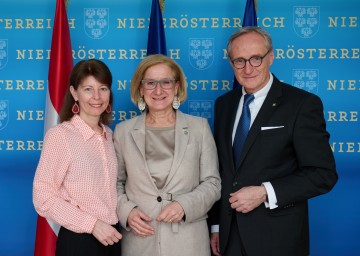 Landesamtsdirektor-Stellvertreterin Verena Sonnleitner, Landeshauptfrau Johanna Mikl-Leitner und Landesamtsdirektor Werner Trock.