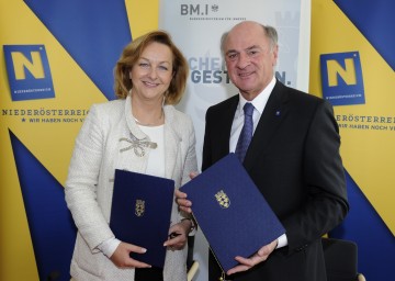 Landeshauptmann Dr. Erwin Pröll und Bundesministerin Dr. Maria Fekter unterzeichneten Sicherheitspakt.