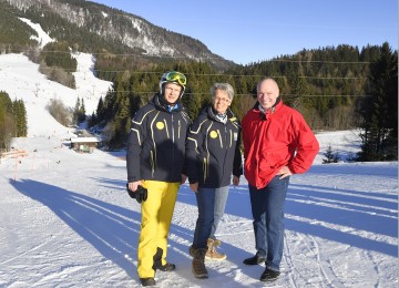 NÖ-BBG-Geschäftsführer Mag. Markus Redl, Wirtschafts- und Tourismus-Landesrätin Dr. Petra Bohuslav und ecoplus-Geschäftsführer Mag. Helmut Miernicki freuen sich über die ausgezeichnete Auslastung in den Skigebieten der Niederösterreichischen Bergbahnen. (v.l.n.r.)