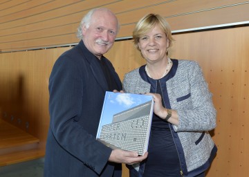 Landesrätin Mag. Barbara Schwarz und Lois Lammerhuber mit dem Buch „Kinder (!) Gärten“.