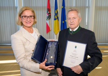 Landeshauptfrau Johanna Mikl-Leitner überreichte Landesrat a. D. Franz Blochberger bei einem Empfang anlässlich seines 80. Geburtstages in St. Pölten den Großen Gläsernen Leopold.