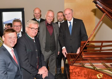 Eröffnung des Pleyel Kulturzentrums in Ruppersthal mit Nationalrat Johann Höfinger, 
<br />
Mag. Hermann Dikowitsch, Abteilungsleiter Kunst und Kultur, Landtagsabgeordneten Ing. Mag. Alfred Riedl, Bezirkshauptmann Mag. Andreas Riemer, Prof. Adolf Ehrentraud, Präsident der Internationalen Ignaz Joseph Pleyel Gesellschaft (IPG), Bürgermeister Ing. Alois Zetsch und Landeshauptmann Dr. Erwin Pröll.