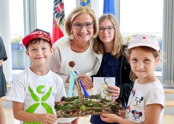 Landeshauptfrau Johanna Mikl-Leitner bewunderte die selbstgebastelten Schiffe aus Treibgut, die die Kinder im Rahmen der Ferienbetreuung im NÖ Landhaus gebastelt haben.