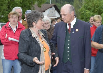 In Mannersdorf im Bezirk Melk machte sich Landeshauptmann Dr. Erwin Pröll am Sonntag, 10. Juni, ein Bild von den Hagelschäden der letzten Tage.