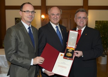 Höchstes Ehrenzeichen des Burgenlandes für Landeshauptmann Dr. Erwin Pröll, im Bild mit Landeshauptmann-Stellvertreter Mag. Franz Steindl (l.) und Landeshauptmann Hans Niessl (r.)