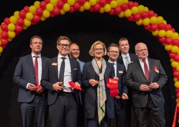 Neuer DHL Logistikcampus in Fischamend: Landeshauptfrau Johanna Mikl-Leitner (4.v.r.) und Bürgermeister Thomas Ram (3.v.l.), flankiert von DHL-Managern.