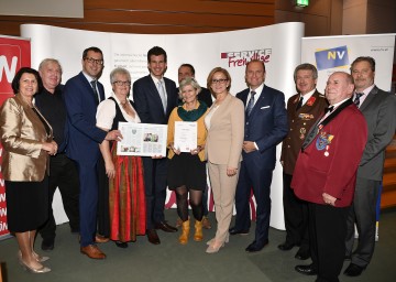 Landeshauptfrau Johanna Mikl-Leitner (fünfte von rechts), Vorstandsdirektor Bernhard Lackner (vierter von rechts), Bürgermeister Christian Macho (fünfter von links), NÖN-Chefredakteur Daniel Lohninger (dritter von links) und Obfrau Maria Forstner (links) inmitten von Ehrenamtlichen und Freiwilligen der Marktgemeinde Kottingbrunn. 