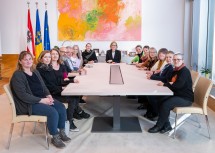 Landeshauptfrau Johanna Mikl-Leitner (mitte) besprach gemeinsam mit Landesrätin Susanne Rosenkranz (rechts daneben) und Vertreterinnen und Vertretern der Tierheime aktuelle Themen im Tierschutzbereich und trafen eine neue Fördervereinbarung.
