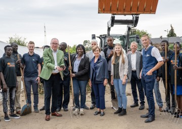 LH-Stellvertreter Stephan Pernkopf, die Gründerin der Foundation „Sauti Kuu“ Auma Obama, Schirmherrin Doris Schmidauer, Anja Bauer, Leiterin NÖ Landjugend, Helmut Wagner, Oikocredit Regionalrepräsentant NÖ, Johannes Baumgartner, Leiter NÖ Landjugend, Oikocredit Austria Vorsitzender Friedhelm Boschert (hinter D. Schmidauer) im Kreis der kenianischen Projektgruppe und einem Maturanten des Francisco Josephinum, der das Projekt ebenfalls unterstützt. 