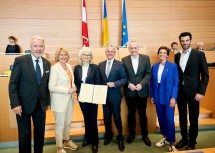 Die wiederbestellte Landesrechnungshof-Direktorin Edith Goldeband (3.v.l.) mit VP-Klubobmann Klaus Schneeberger, LAbg. Helga Krismer-Huber (GRÜNE), Landtagspräsidenten Karl Wilfing, SP-Klubobmann Reinhard Hundsmüller, LAbg. Indra Collini (NEOS) und FP-Klubobmann Udo Landbauer (v.l.).