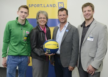 Fachsymposium \"Kinder in Bewegung\" in der NV Arena St. Pölten: Georg Parma(Niederösterreich Nachwuchskletterer), Sport-Landesrätin Dr. Petra Bohuslav, Stephan Eberharter, Andi Buder (v.l.n.r.)