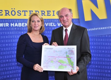Landeshauptmann Dr. Erwin Pröll und Bundesministerin Doris Bures informierten über den Bau der S 8 - Marchfeldschnellstraße.