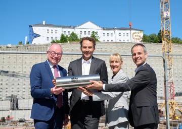 LH-Stellvertreter Stephan Pernkopf, ISTA Präsident Martin Hetzer, Sektionschefin Barbara Weitgruber und ISTA Managing Director Georg Schneider mit der Zeitkapsel, die im Gebäude verbaut wird.