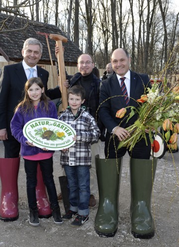 Labg. Alfred Riedl, Joachim Brocks von „Natur im Garten“, Landeshauptmann-Stellvertreter Mag. Wolfgang Sobotka (vlnr) sowie junge Gäste der „Garten Tulln“ besuchten gestern, 10. April, den neuen \"Garten der Kindheit\".