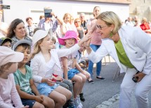 Landeshauptfrau Johanna Mikl-Leitner im Gespräch mit Kindern aus Au.