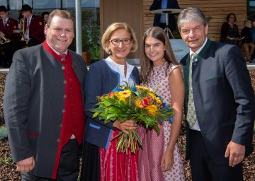 Landeshauptfrau Johanna Mikl-Leitner mit Bürgermeister Reinhard Hager (r.) und Vizebürgermeister Werner Nolz (l.) bei der heutigen Eröffnung des neuen Dorfzentrums in Bischofstetten.