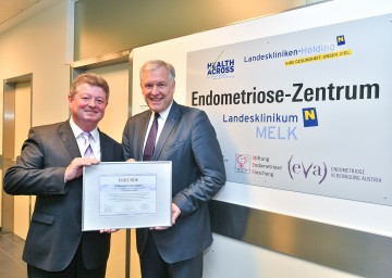 Landesrat Martin Eichtinger und Anton Tesařík, Ratsmitglieder der Region Südmähren, mit der Urkunde der EU-Zertifizierung der Stufe 1 für das Endometriose-Zentrum im Landesklinikum Melk (v.r.n.l.)